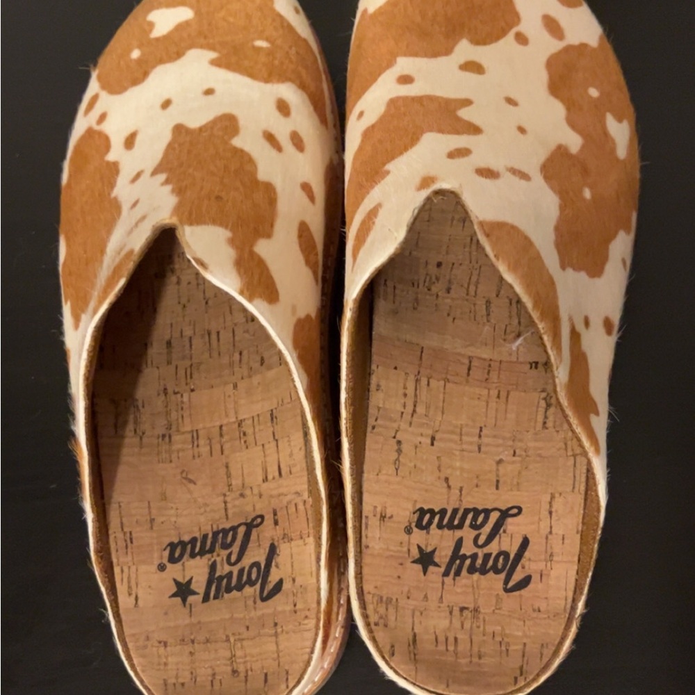 Tony Lama Women's Brown and Cream Cowhide Mules